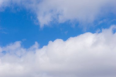 Mavi gökyüzü ve güzel sirrus bulutları güneşli bir günde, arka plan dokusu