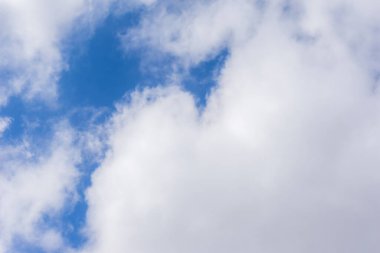 Mavi gökyüzü ve güzel sirrus bulutları güneşli bir günde, arka plan dokusu