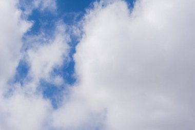 Mavi gökyüzü ve güzel sirrus bulutları güneşli bir günde, arka plan dokusu