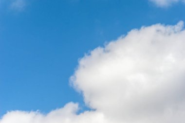 Mavi gökyüzü ve güzel sirrus bulutları güneşli bir günde, arka plan dokusu