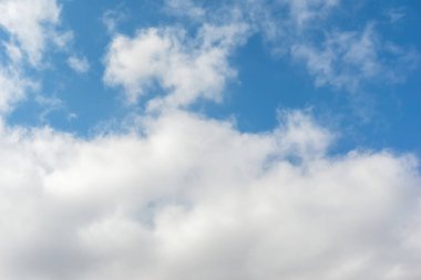 Mavi gökyüzü ve güzel sirrus bulutları güneşli bir günde, arka plan dokusu