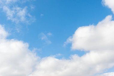 Mavi gökyüzü ve güzel sirrus bulutları güneşli bir günde, arka plan dokusu