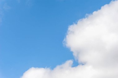 Mavi gökyüzü ve güzel sirrus bulutları güneşli bir günde, arka plan dokusu