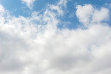 Mavi gökyüzü ve güzel sirrus bulutları güneşli bir günde, arka plan dokusu