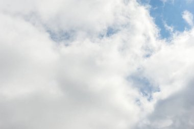 Mavi gökyüzü ve güzel sirrus bulutları güneşli bir günde, arka plan dokusu