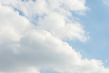 Mavi gökyüzü ve güzel sirrus bulutları güneşli bir günde, arka plan dokusu