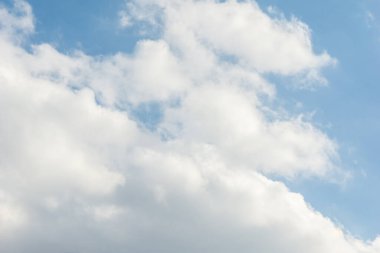 Mavi gökyüzü ve güzel sirrus bulutları güneşli bir günde, arka plan dokusu