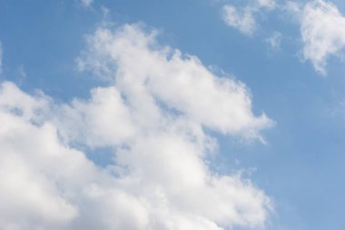 Mavi gökyüzü ve güzel sirrus bulutları güneşli bir günde, arka plan dokusu