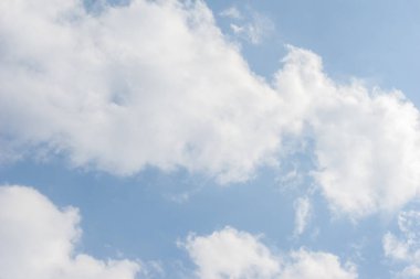 Mavi gökyüzü ve güzel sirrus bulutları güneşli bir günde, arka plan dokusu