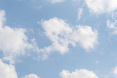 Mavi gökyüzü ve güzel sirrus bulutları güneşli bir günde, arka plan dokusu