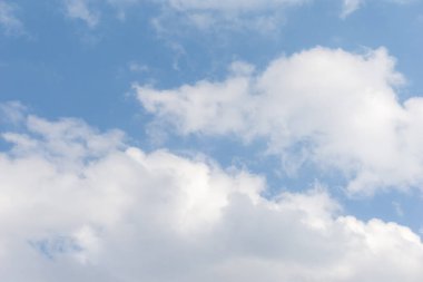 Mavi gökyüzü ve güzel sirrus bulutları güneşli bir günde, arka plan dokusu