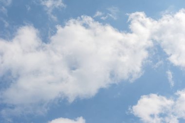 Mavi gökyüzü ve güzel sirrus bulutları güneşli bir günde, arka plan dokusu