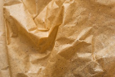 Kahverengi ambalaj kağıdı arka planı, sarı kırışık eski kağıt, kağıt yüzeyinde kırışıklıklar.