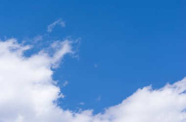 Mavi gökyüzü ve güzel sirrus bulutları güneşli bir günde, arka plan dokusu