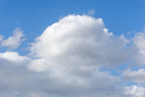 Awan Lingkaran Pada Tekstur Latar Langit Biru — Stok Foto