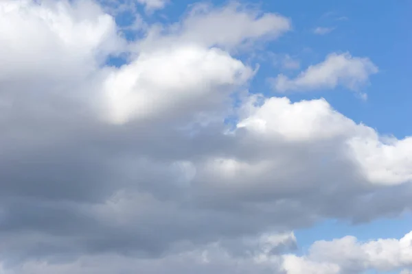 蓝天背景纹理上的卷云 — 图库照片