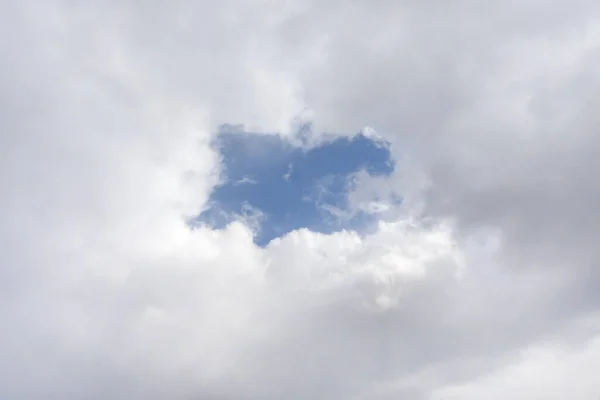 하늘이 파랗게 구름으로 뒤덮여 — 스톡 사진