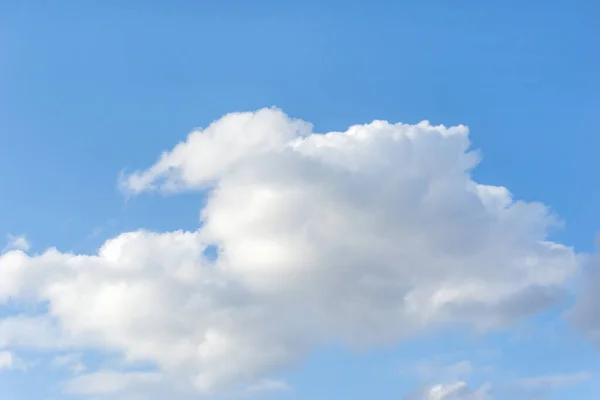 Awan Lingkaran Latar Belakang Hari Langit Biru — Stok Foto