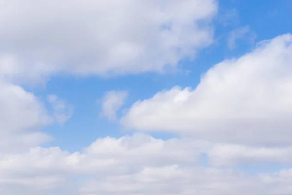 阳光灿烂的蓝天和美丽的卷云 背景质感 — 图库照片