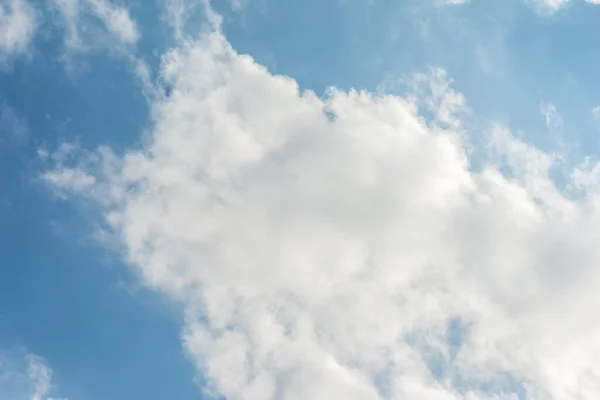 Céu Azul Belas Nuvens Cirrus Dia Ensolarado Textura Fundo — Fotografia de Stock