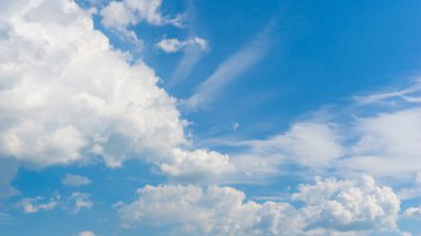 Mavi gökyüzü ve güzel sirrus bulutları güneşli bir günde, arka plan dokusu