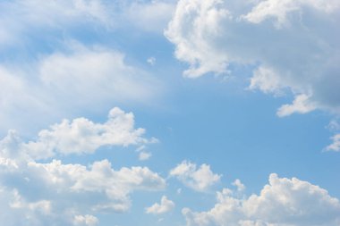 Mavi gökyüzü ve güzel sirrus bulutları güneşli bir günde, arka plan dokusu