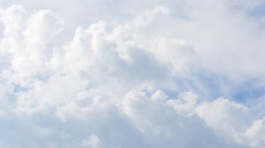 Mavi gökyüzü ve güzel sirrus bulutları güneşli bir günde, arka plan dokusu