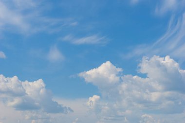 Mavi gökyüzü ve güzel sirrus bulutları güneşli bir günde, arka plan dokusu