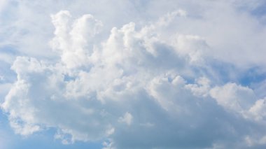 Mavi gökyüzü ve güzel sirrus bulutları güneşli bir günde, arka plan dokusu