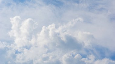 Mavi gökyüzü ve güzel sirrus bulutları güneşli bir günde, arka plan dokusu