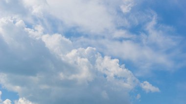 Mavi gökyüzü ve güzel sirrus bulutları güneşli bir günde, arka plan dokusu