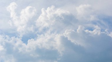 Mavi gökyüzü ve güzel sirrus bulutları güneşli bir günde, arka plan dokusu