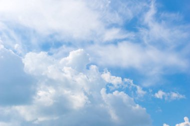 Mavi gökyüzü ve güzel sirrus bulutları güneşli bir günde, arka plan dokusu