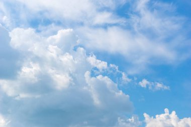 Mavi gökyüzü ve güzel sirrus bulutları güneşli bir günde, arka plan dokusu