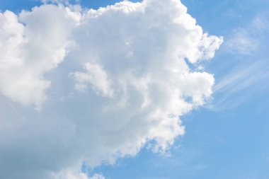 Mavi gökyüzü ve güzel sirrus bulutları güneşli bir günde, arka plan dokusu