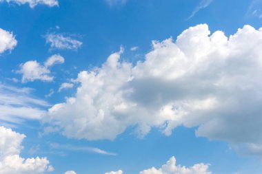 Mavi gökyüzü ve güzel sirrus bulutları güneşli bir günde, arka plan dokusu