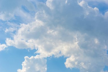 Mavi gökyüzü ve güzel sirrus bulutları güneşli bir günde, arka plan dokusu