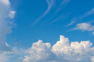 Mavi gökyüzü ve güzel sirrus bulutları güneşli bir günde, arka plan dokusu