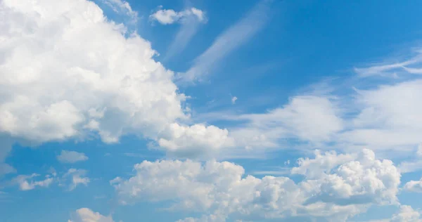 날푸른 하늘과 아름다운 간헐천 — 스톡 사진