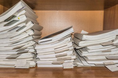 Belgeler arşivde duruyor. Belgeler arşiv odasının raflarında. Ofis rafları dosyalarla dolu dolapta.