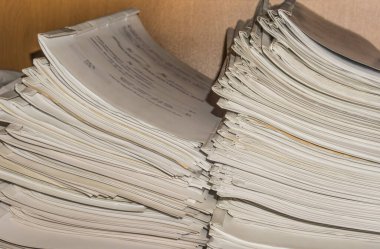 Belgeler arşivde duruyor. Belgeler arşiv odasının raflarında. Ofis rafları dosyalarla dolu dolapta.