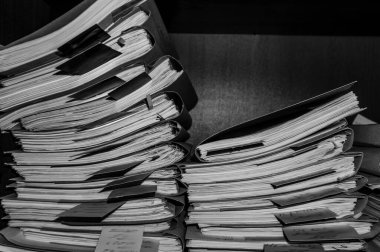 Belgeler arşivde duruyor. Belgeler arşiv odasının raflarında. Ofis rafları dosyalarla dolu dolapta. siyah beyaz fotoğraf