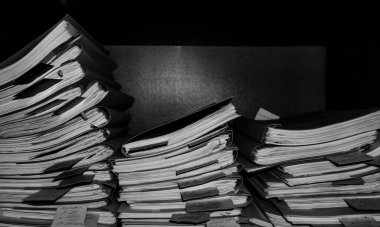 Belgeler arşivde duruyor. Belgeler arşiv odasının raflarında. Ofis rafları dosyalarla dolu dolapta. siyah beyaz fotoğraf