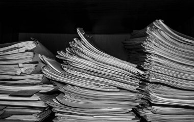 Belgeler arşivde duruyor. Belgeler arşiv odasının raflarında. Ofis rafları dosyalarla dolu dolapta. siyah beyaz fotoğraf