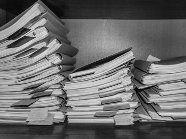 Belgeler arşivde duruyor. Belgeler arşiv odasının raflarında. Ofis rafları dosyalarla dolu dolapta. siyah beyaz fotoğraf