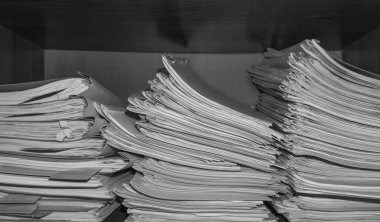 Belgeler arşivde duruyor. Belgeler arşiv odasının raflarında. Ofis rafları dosyalarla dolu dolapta. siyah beyaz fotoğraf