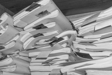 Belgeler arşivde duruyor. Belgeler arşiv odasının raflarında. Ofis rafları dosyalarla dolu dolapta. siyah beyaz fotoğraf