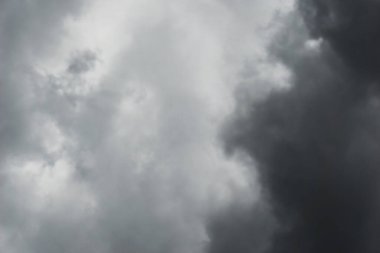 Yağmurdan önceki gökyüzü, bulutlu dramatik gökyüzü, gri bulutlar