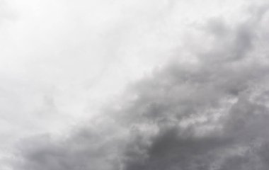 Yağmurdan önceki gökyüzü, bulutlu dramatik gökyüzü, gri bulutlar