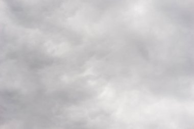 Gökyüzündeki bulutlar siyah ve beyaz bulutlar gökyüzünde siyah ve beyaz. Siyah arkaplanda bulutlar